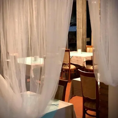 Room In Bb - Hotel Villa Alexandra - Cozy And Familiar Double Room *
