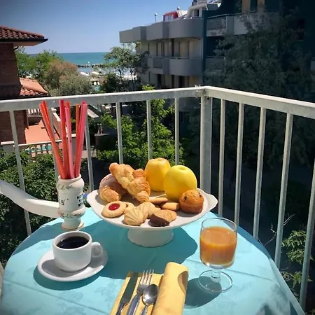 Room In Bb - Hotel Villa Alexandra - Cozy And Familiar Double Room * San Mauro Mare